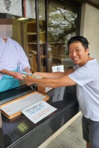 神社へ納める様子