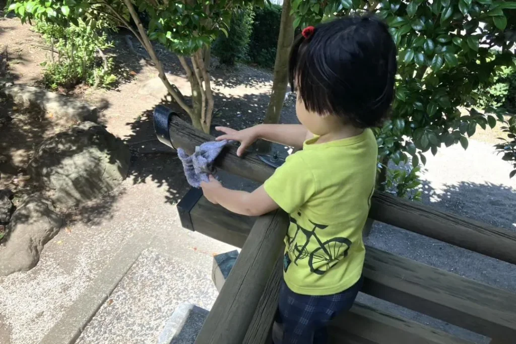 お寺を掃除する子ども