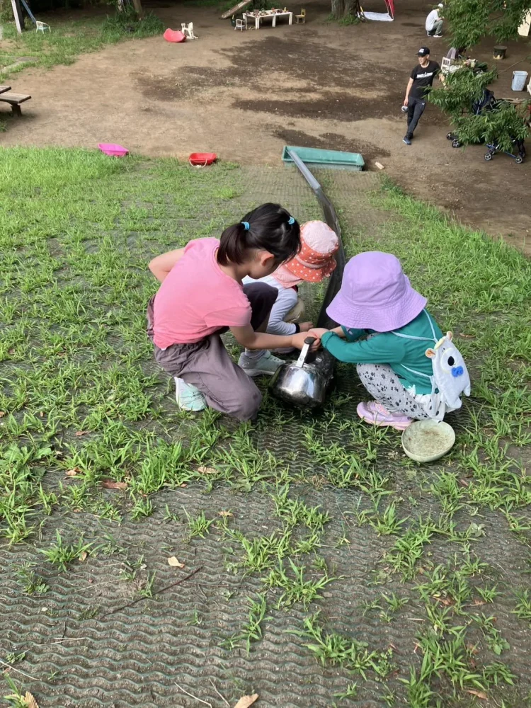 年上のお姉さんに遊んでもらう様子