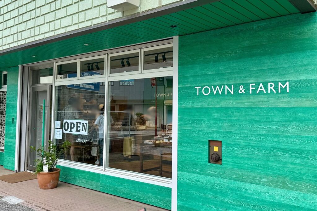 TOWN & FARM