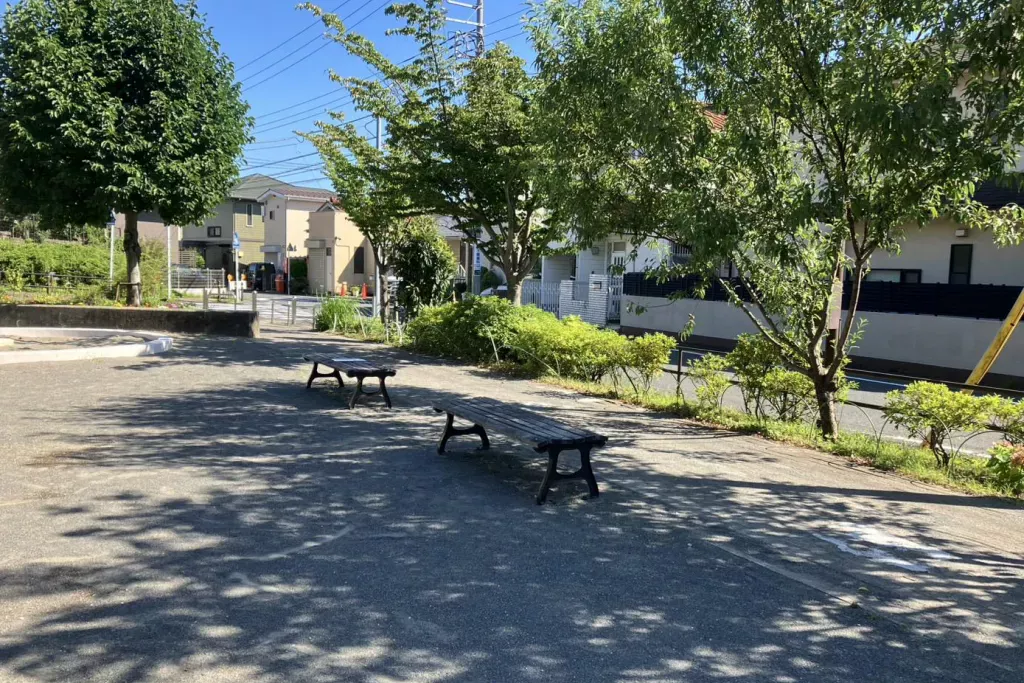 六角橋六丁目公園のベンチ