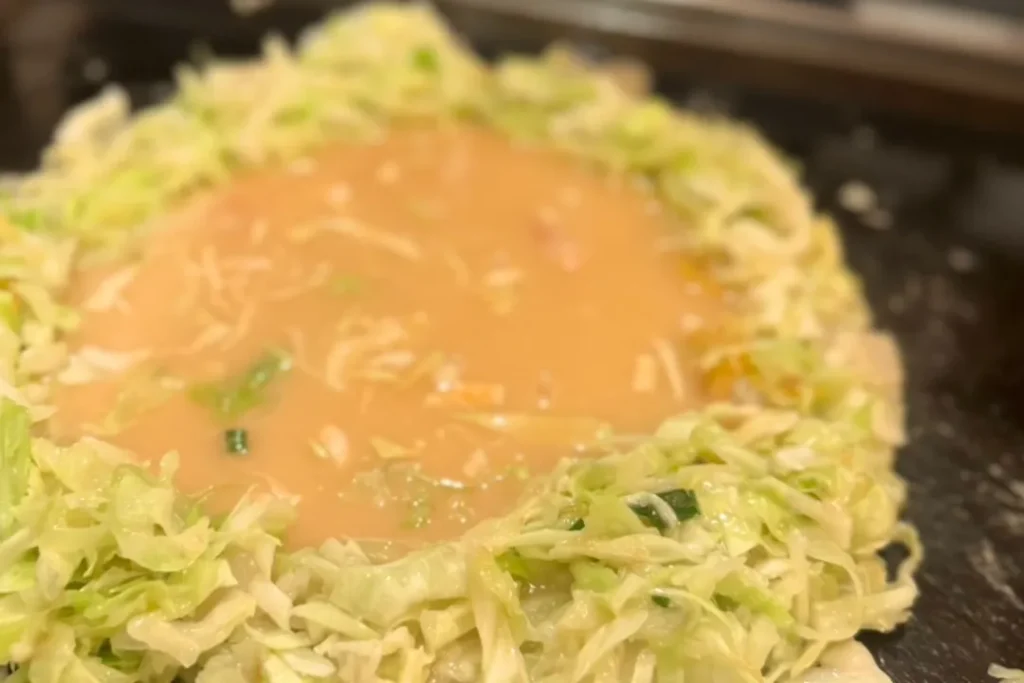 もんじゃを焼く様子