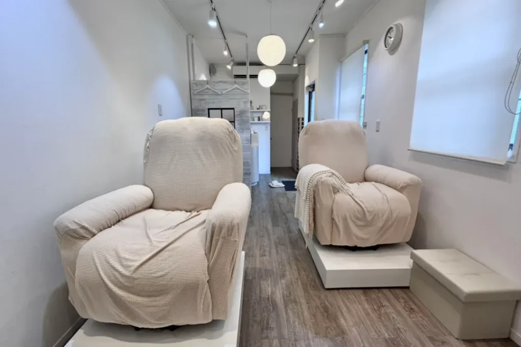 サロンの様子。施術用ソファは2つ