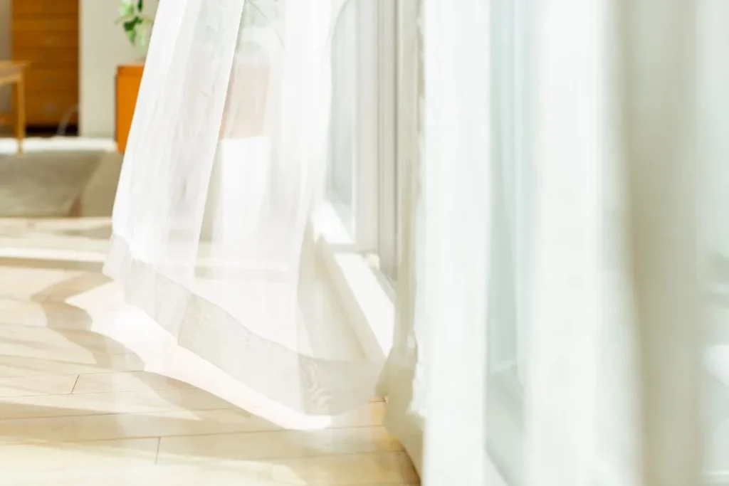 揺れるカーテン