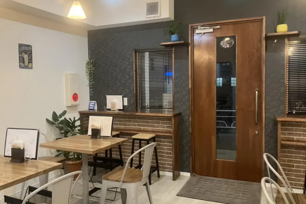 テーブル席とカンター席