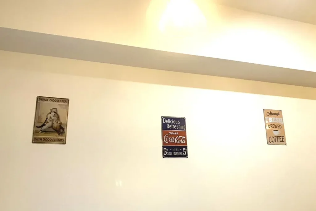 壁にはレトロなプレート