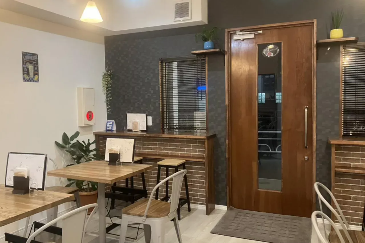 テーブル席とカンター席