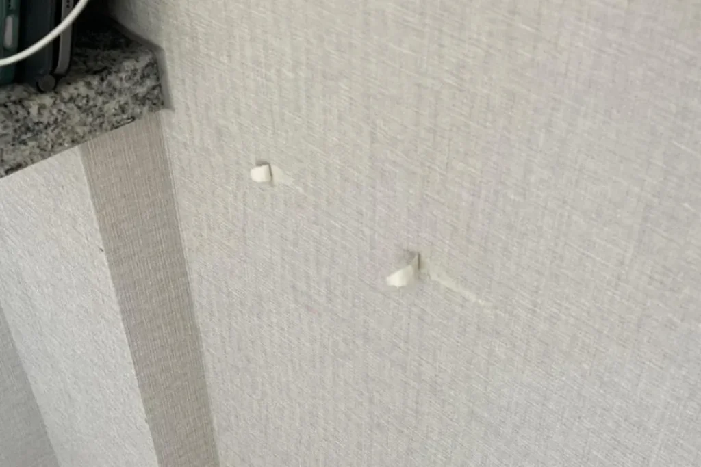 ちょうど気になるサイズの壁紙の剥がれ