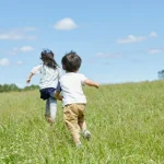 子供が遊ぶ様子