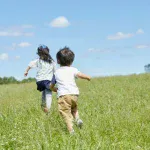 子供が遊ぶ様子