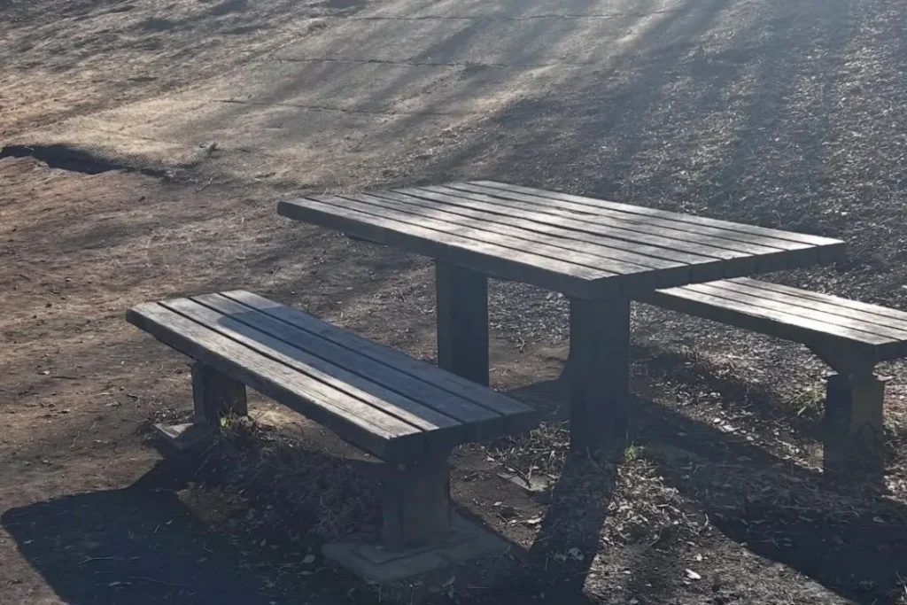 片倉うさぎ山プレイパークのベンチ