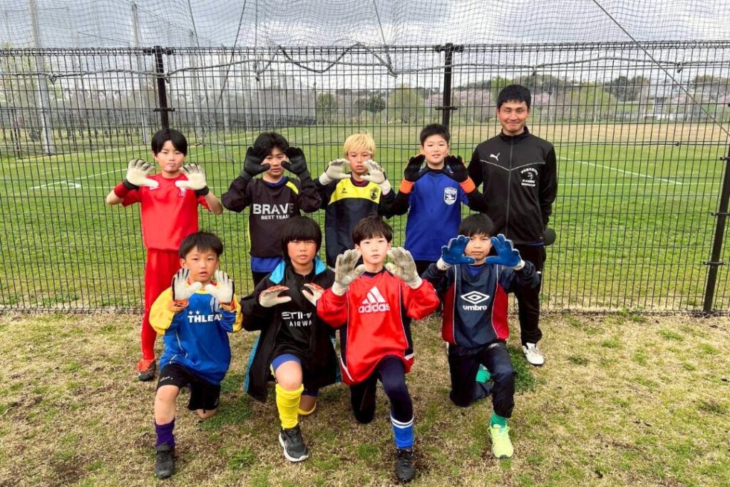 石崎コーチとクラブメンバーの子どもたち