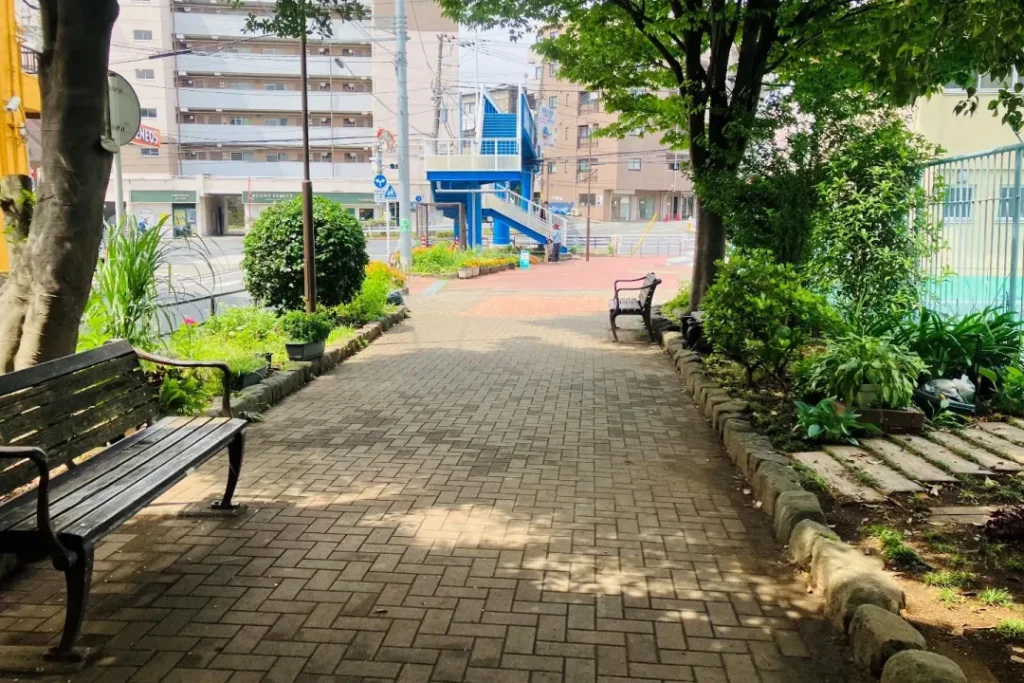 公園沿いのベンチ