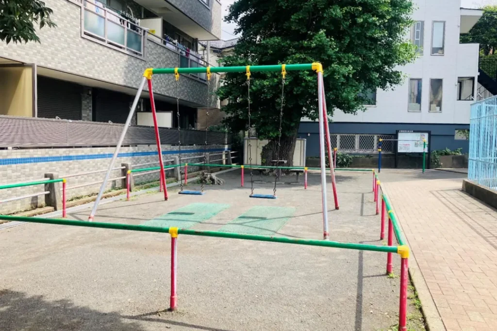 六角橋公園のブランコ
