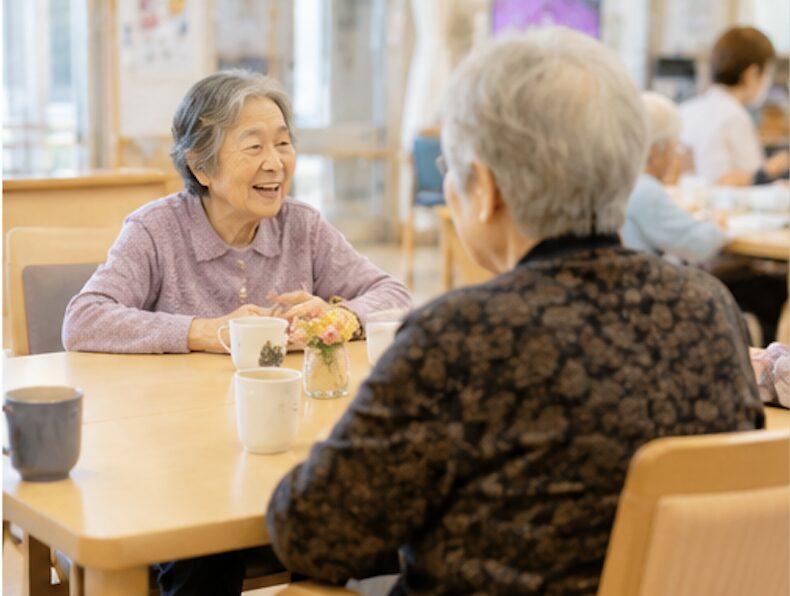 朝の施設内の様子。会話を楽しむ入居者さんたち。