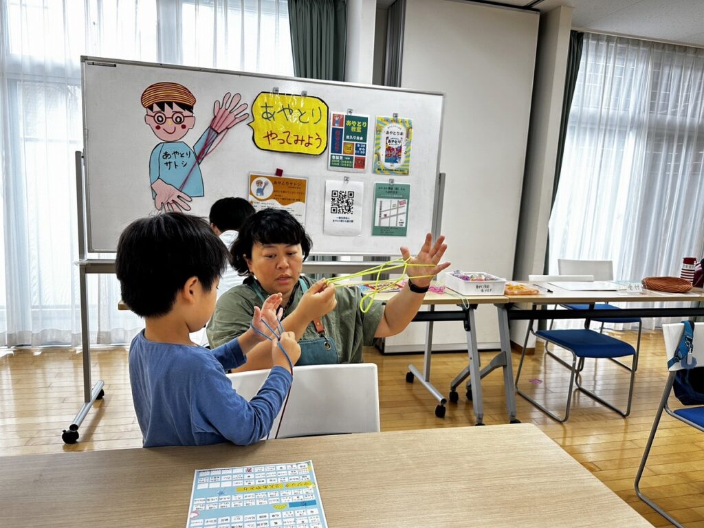 サトシくんのお母さまもあやとりの先生に