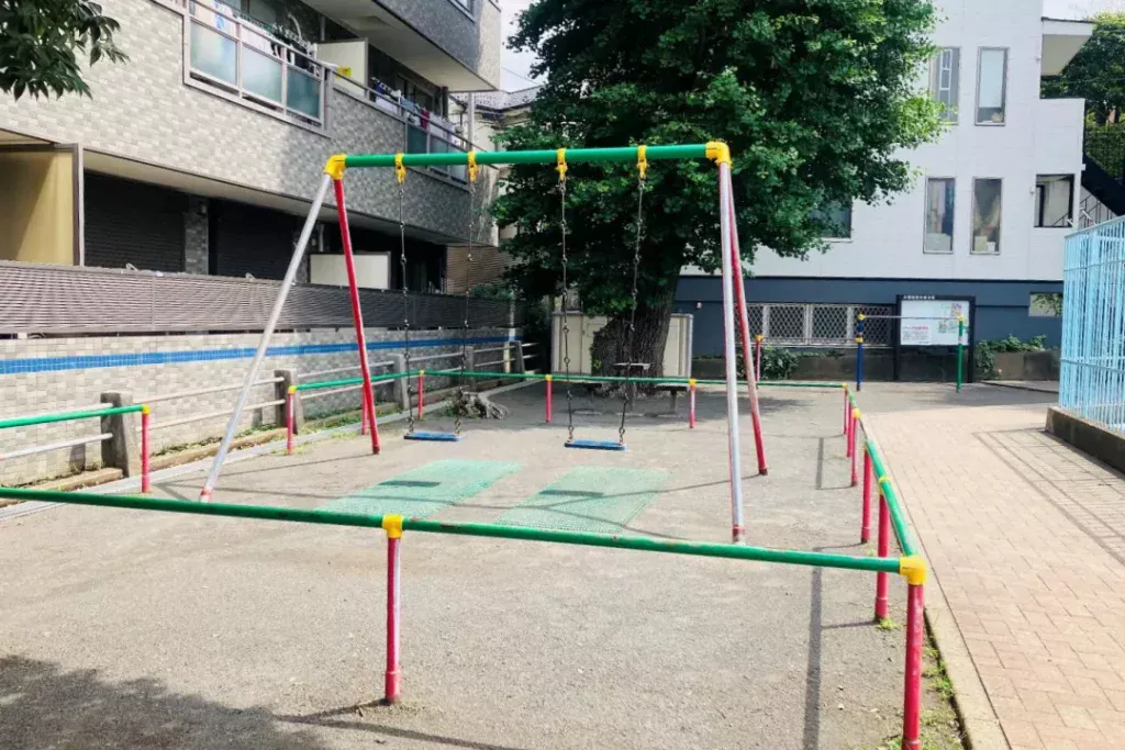 六角橋公園のブランコ