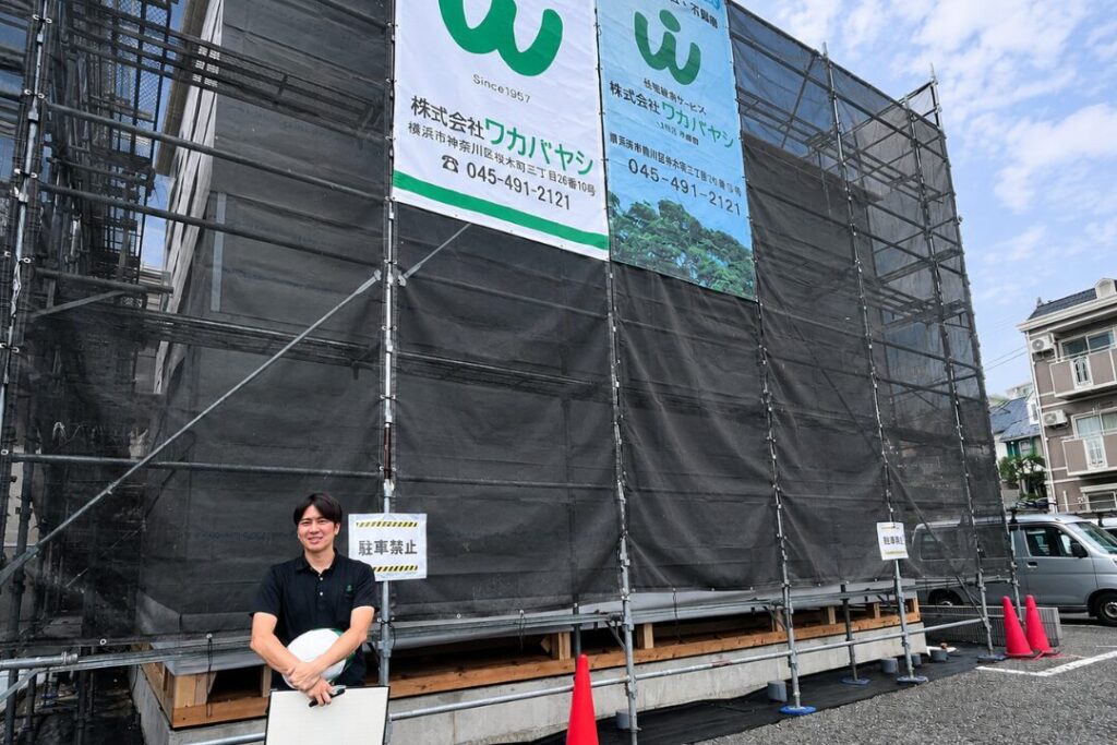 ワカバヤシの社員春日井さんと建設中の物件