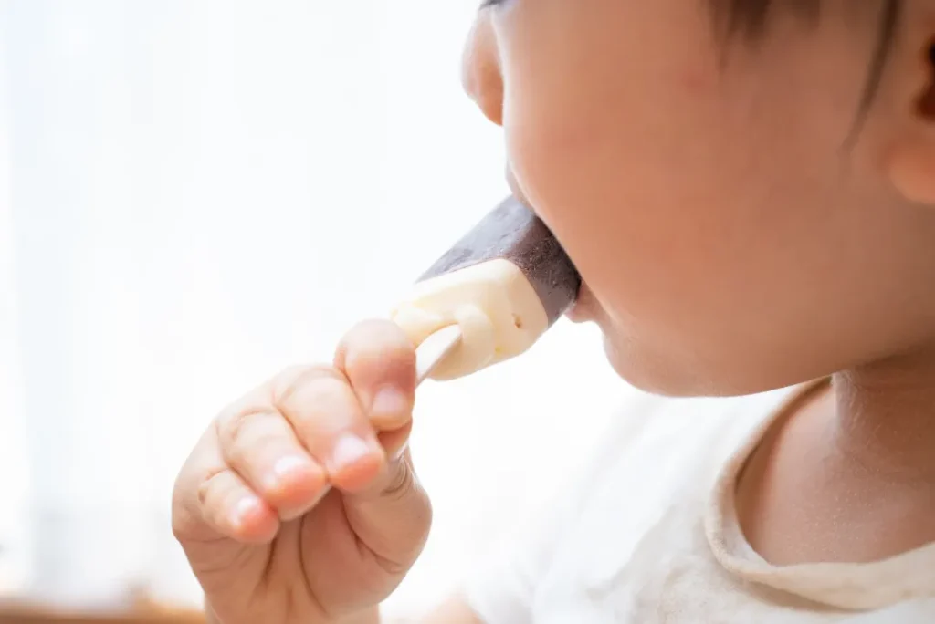 アイスを食べる子ども