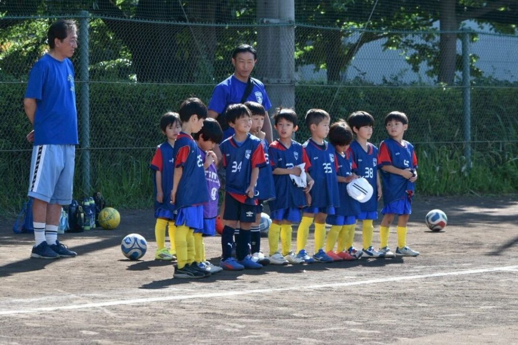 かもめSCの子どもたちとコーチ
