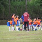 子どもたちに指導するコーチ