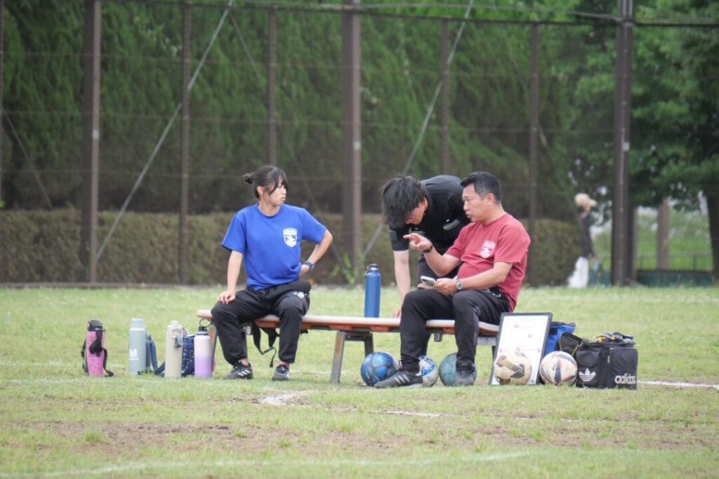 指示を出すコーチ