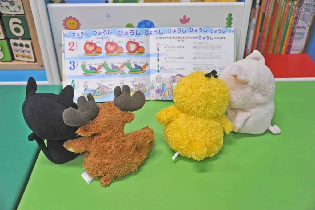 ぬいぐるみたちが本を読んでいる様子