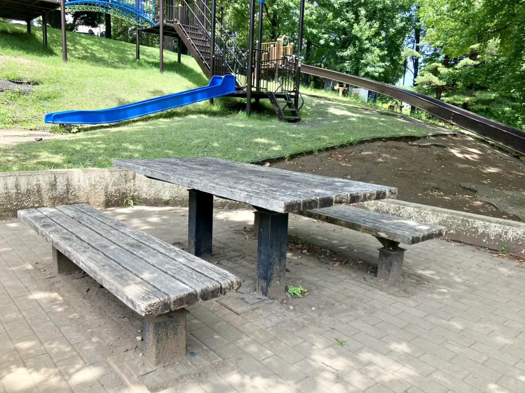 岸根公園のベンチ