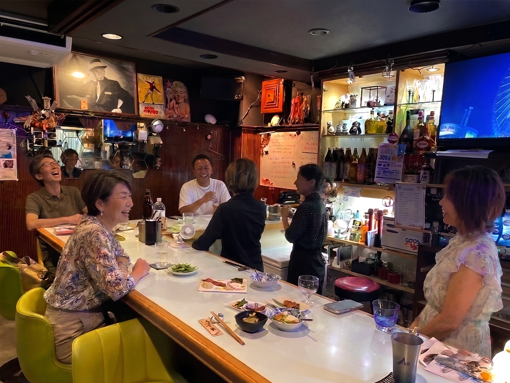 小料理ぱぶ このみ:笑いが絶えない店内の様子