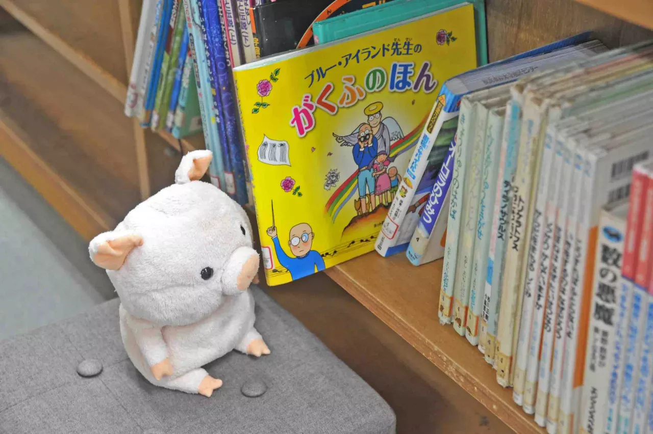 ぬいぐるみが絵本を選ぶ様子