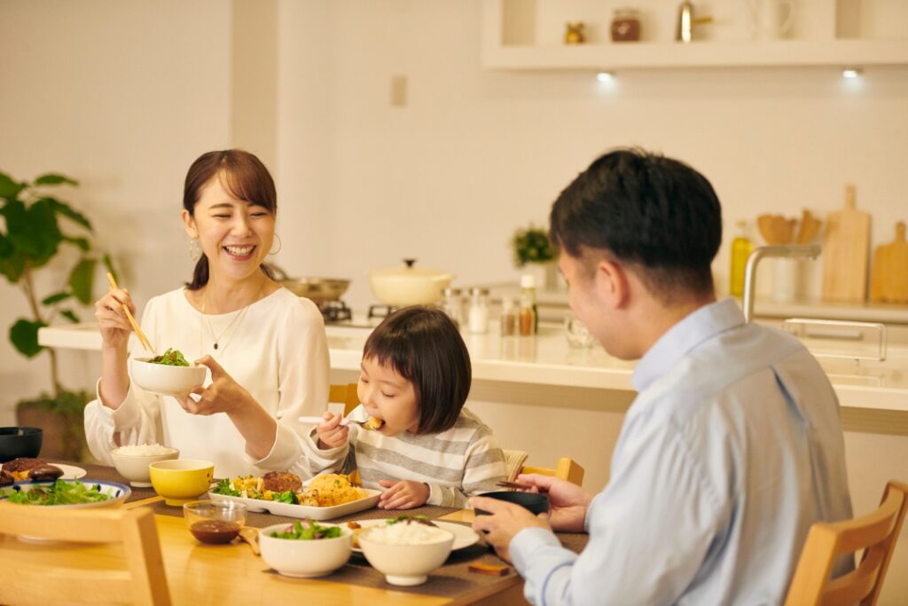 ミールキットを使った夕食を家族で囲んでいる