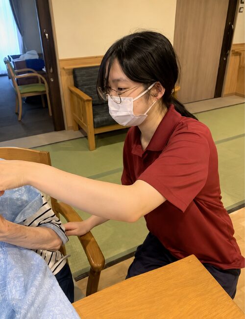 食事介助する太陽の家スタッフ呉東さん