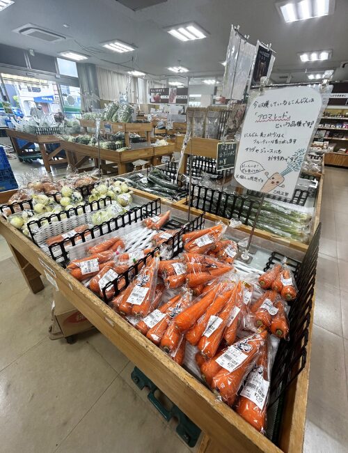 旬の野菜が並ぶ店内